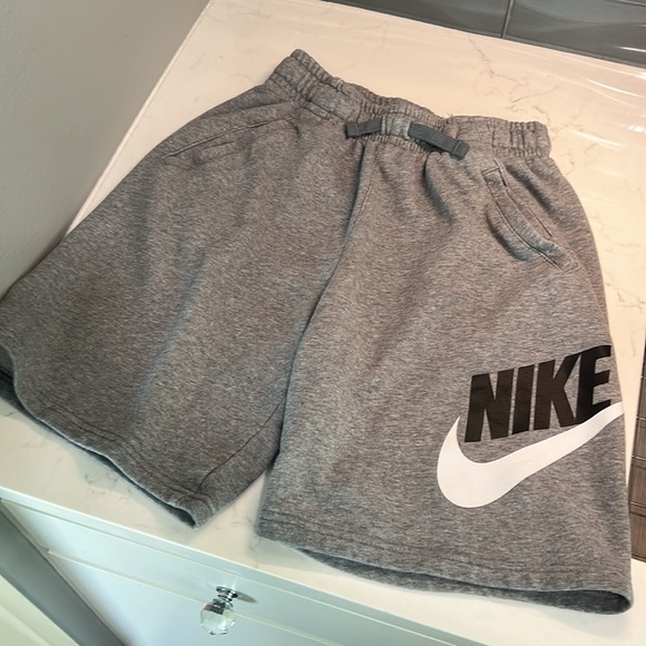 Boys Nike sweat shorts - Picture 2 of 3